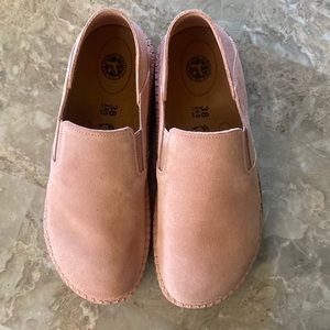 Women’s Birkenstock soft pink suede Callan shoes.